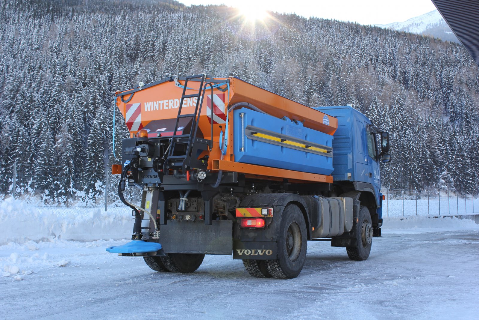 Winterdienstfahrzeug im Einsatz